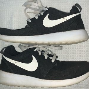 Very clean Womens Nike sneakers. Machine washed/ dried after last use.